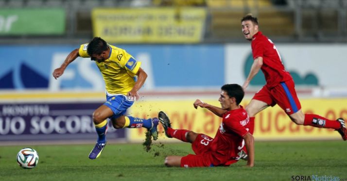 Uno de los lances del partido en el estadio de Gran Canaria. / Carlos Díaz Recio