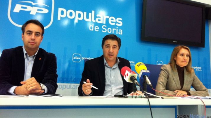 Rocío Lucas, junto a Jesús Peregrina (ctro.) e Ignacio Soria esta tarde.  