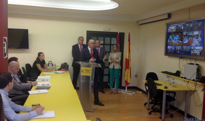 El delegado del Gobierno en la región, Ramiro Repasa los datos del programa. 