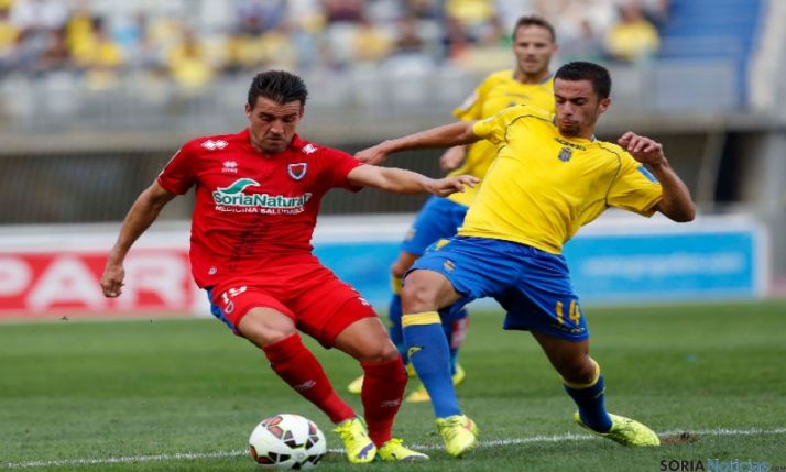 Uno de los lances del partido en el Gran Canaria. / Carlos Díaz Recio
