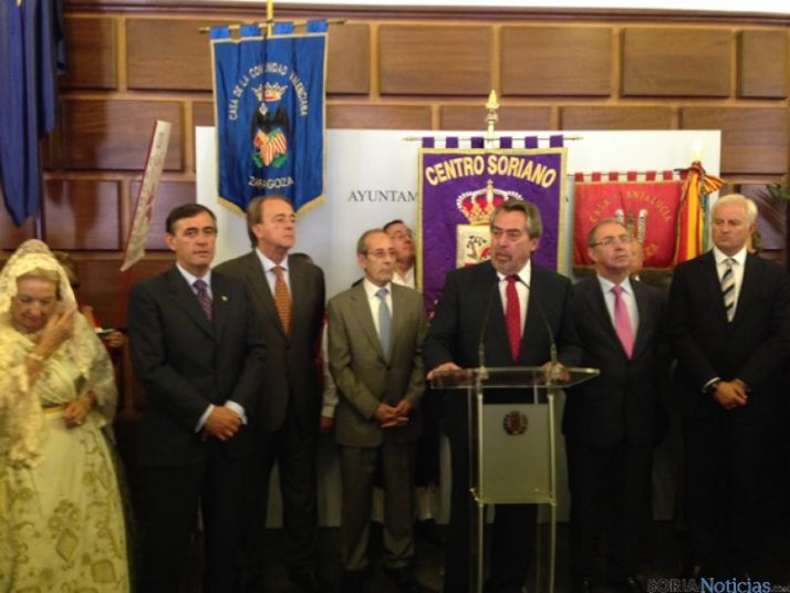 Pardo en la ofrenda junto a Belloch