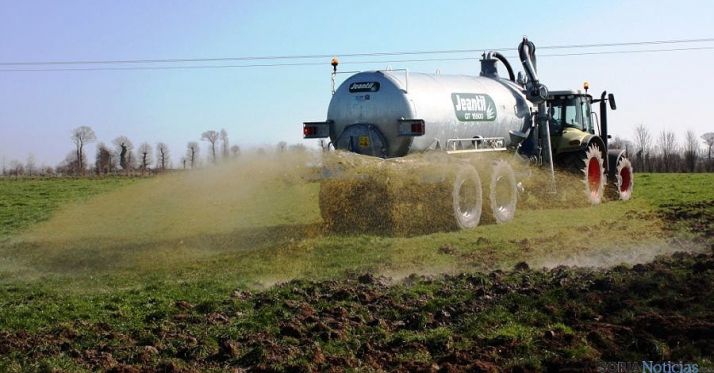 Esparcido de purines en una finca soriana. / SN