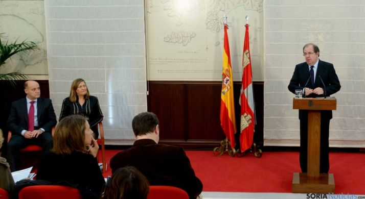 El presidente Herrera, a la derecha, en la presentación de los Presupuestos.  / Jta.