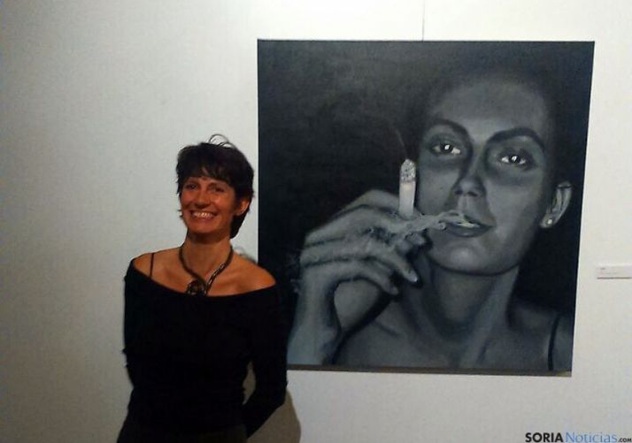 La artista con una de sus obras. / Ayto.