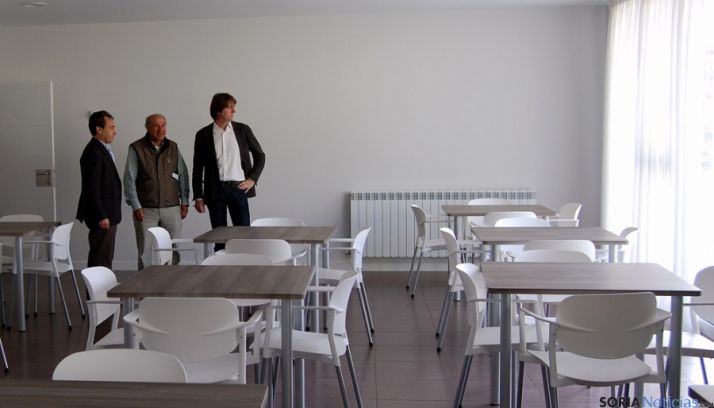 Mínguez, (dcha.) junto con el doctor Razzak en la residencia. / Ayto.