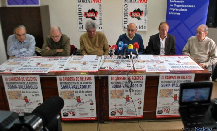 Representantes de la plataforma este viernes presentando la carrera. / SN