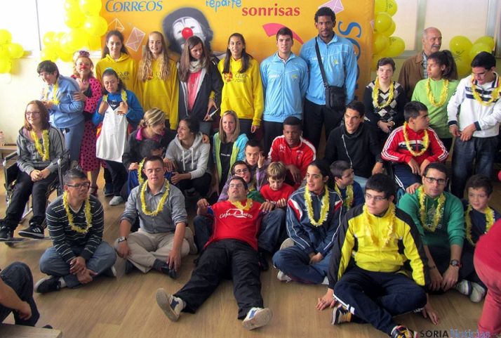 Imagen de grupo de los alumnos con los jugadores de voley. / SN