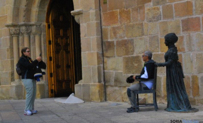 Dos turistas frente a la iglesia de La Mayor y a la estatua de Leonor. / SN