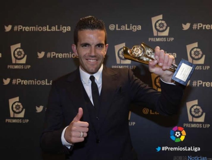 Julio Álvarez con su premio