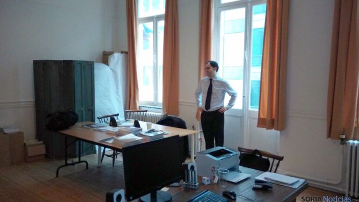 Luis Molina, en la oficina de El Hueco en Bruselas. / El Hueco