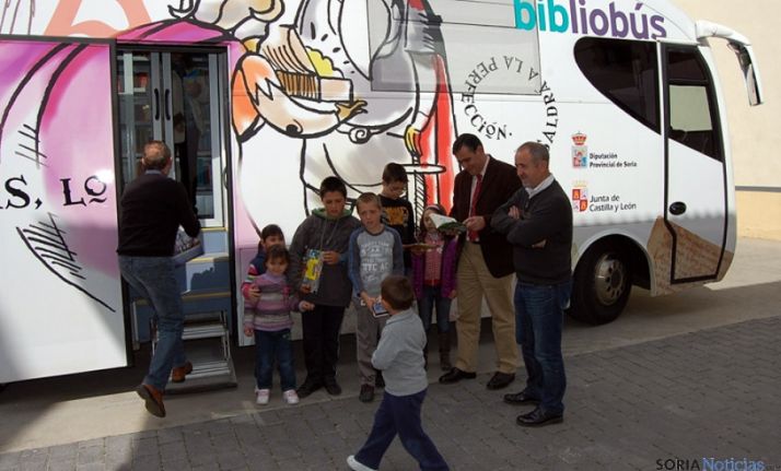 Uno de los bibliobuses de la Diputación.