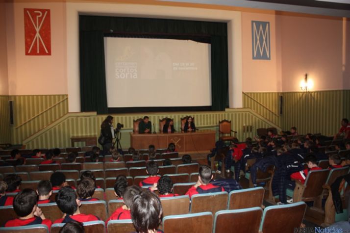 Los jóvenes en el Cine Roma