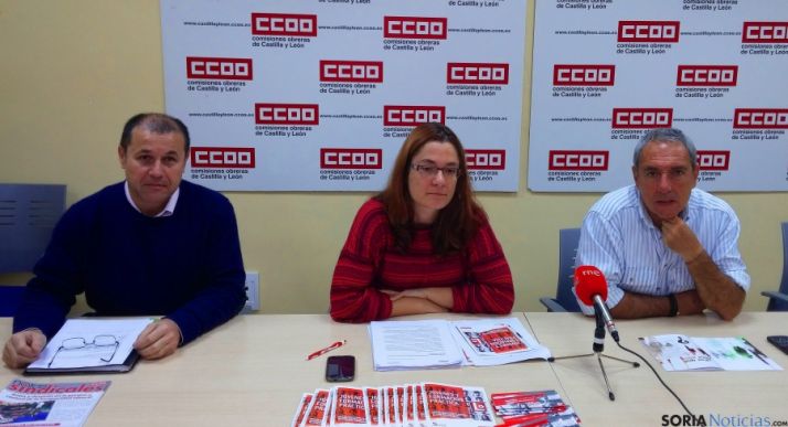 Miembros de CC OO explicando la campañana.