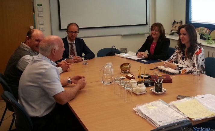 La consejera Silvia Clemente (dcha.), en el Ministerio de Agricultura israelí.