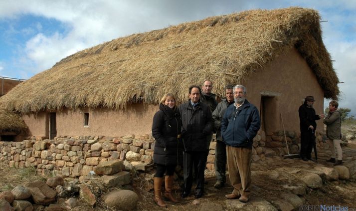 El delegado con responsables del yacimiento delante de la casa. / Jta