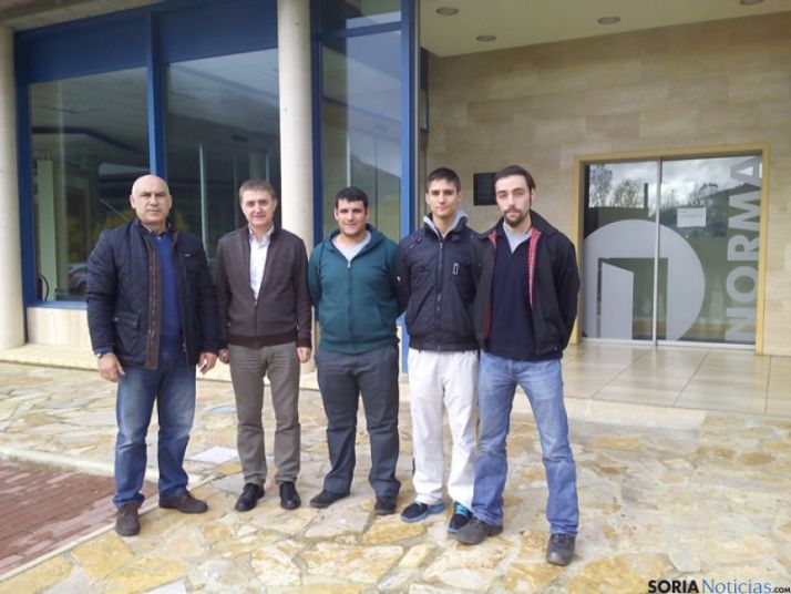 Alumnos con los tutores de Norma