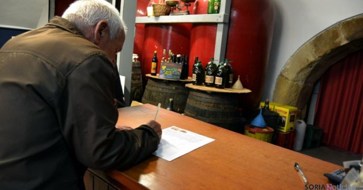 Un cliente firmaba este viernes su apoyo a mantener el edificio. / SN