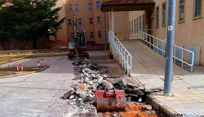 Obras para la instalación de la red de calor en el hospital. 