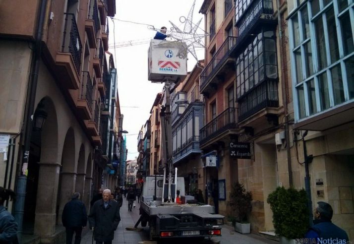 Instalación de adornos en el Collado. / SN 