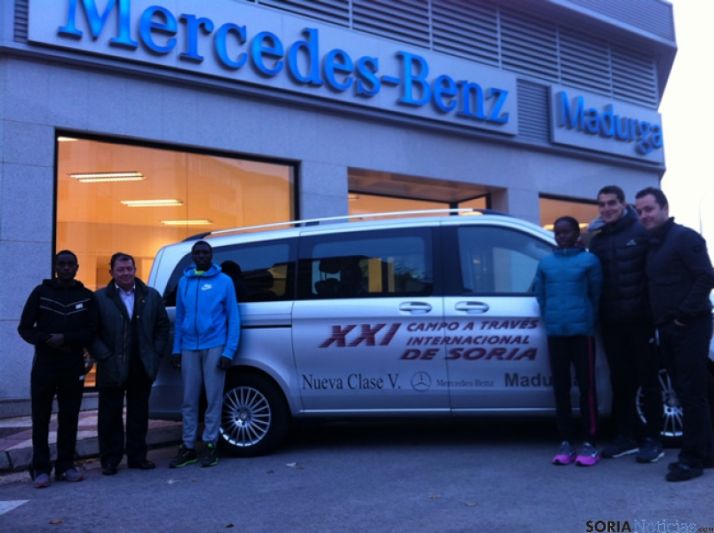 Timothy Toroitich, Toño Madurga, Emmanuel Bett, Doris Changeywo, Dani Mateo y Eduardo Madurga