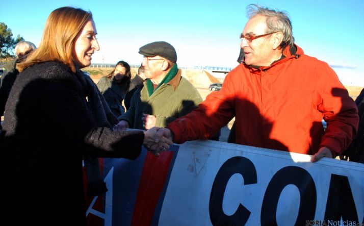 La ministra con uno de los miembros de la Soria Ya en su última visita a Soria.
