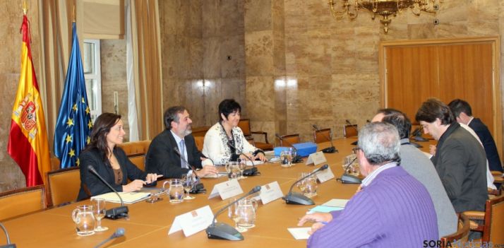 Responsables del MAGRAMA y de los ayuntamientos sorianos este martes en Madrid. 