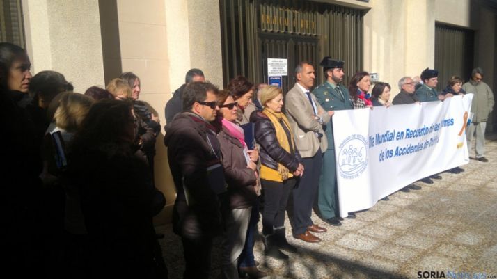 Minuto de silencio por las víctimas de los accidentes de tráfico. / Subdeleg.
