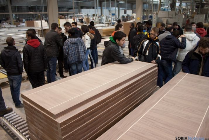 Los alumnos en la fábrica pinariega.