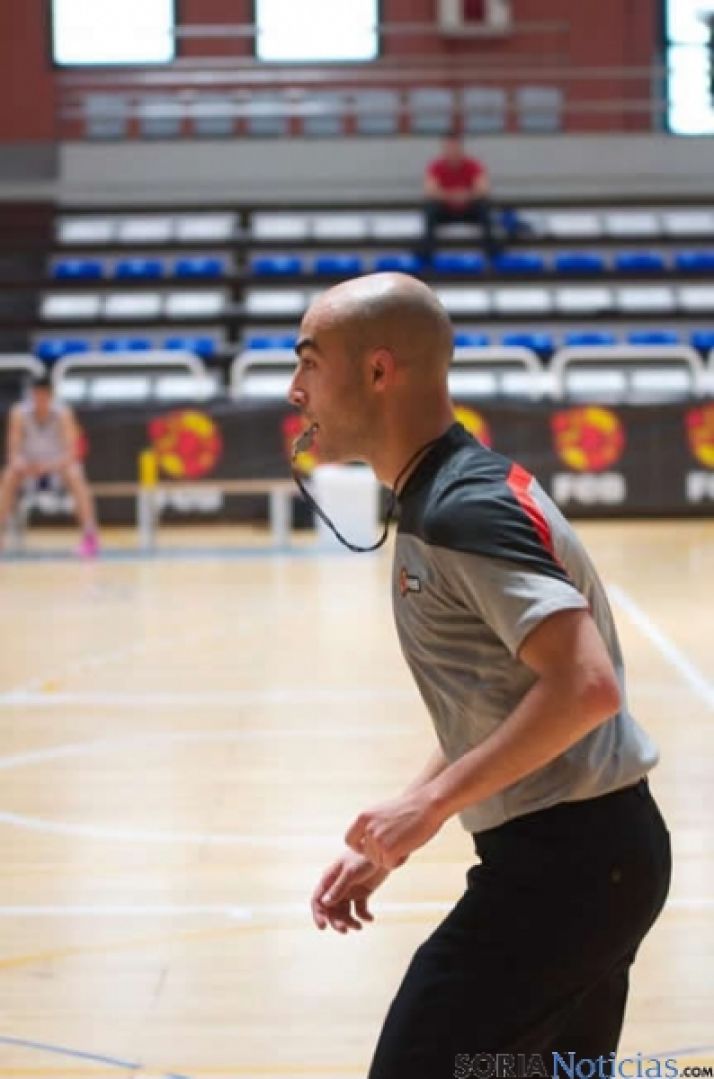 Alejandro arbitrando