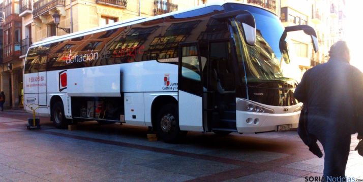 El autobús de donaciones en la plaza del Rosel, en la capital. / SN