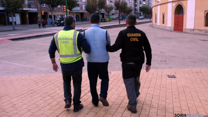 Uno de los detenidos custodiado por la Guardia Civil en Calatayud. / Subdeleg.