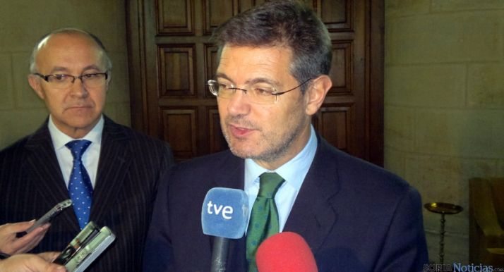 Catalá, en el centro, acompañado por Ruiz Medrano, delegado del Gobierno.