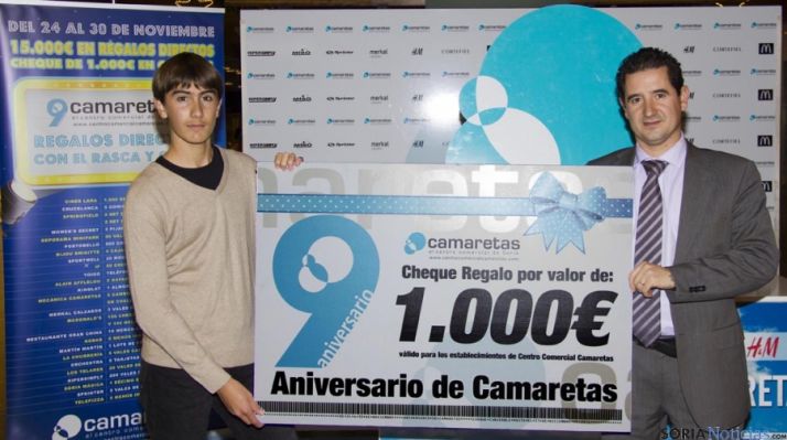 Gil (dcha.) recibe el cheque de manos de Sanz. 