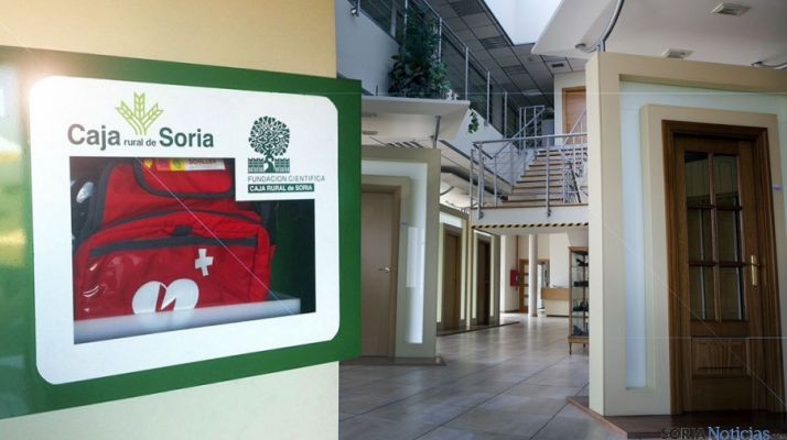 El desfibrilador a la entrada de la planta. / CR