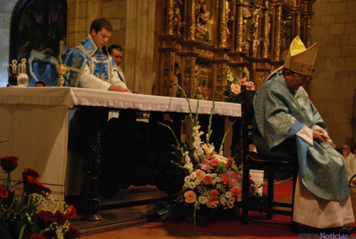 Diversos instantes de la ceremonia de ordenación. / SN