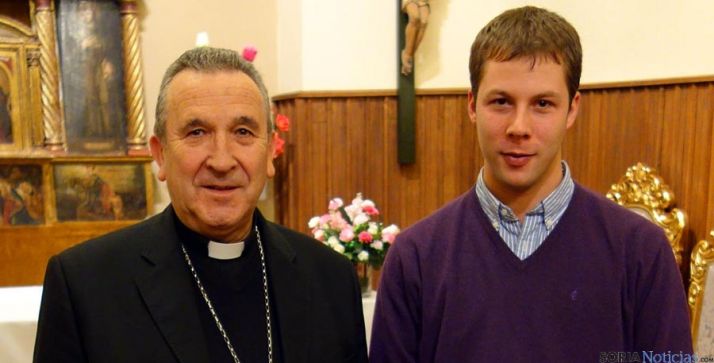 El obispo, Gerardo Melgar, con Pedro L. Andaluz, el futuro diácono. / DOS