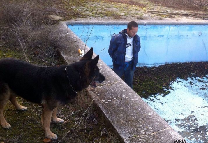 Víctor L.S.M., en el lugar donde ha sido encontrado. A la izquierda, Benny, el pastor alemán que detectó al hombre. / GC