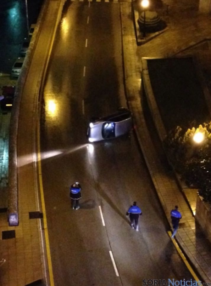 Coche volcado en la calle Postas