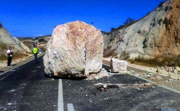 La roca desprendida este verano en la N-122 en Langa. / SN
