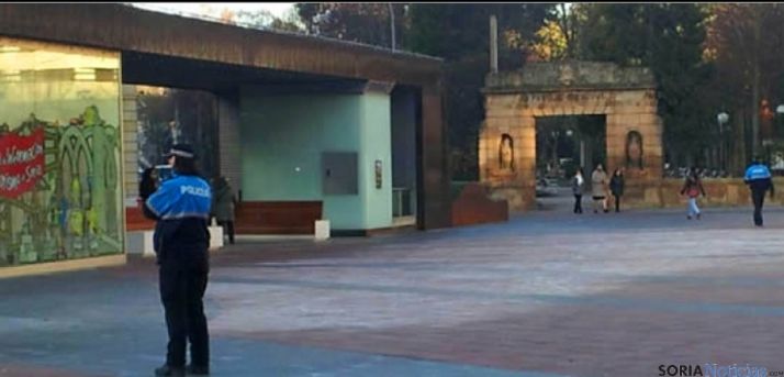 La Policía Local controlando esta zona helada de Mariano Granados. / SN