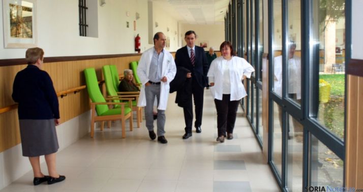 Pardo, (ctro.) en la residencia San José este miércoles. / Dip.