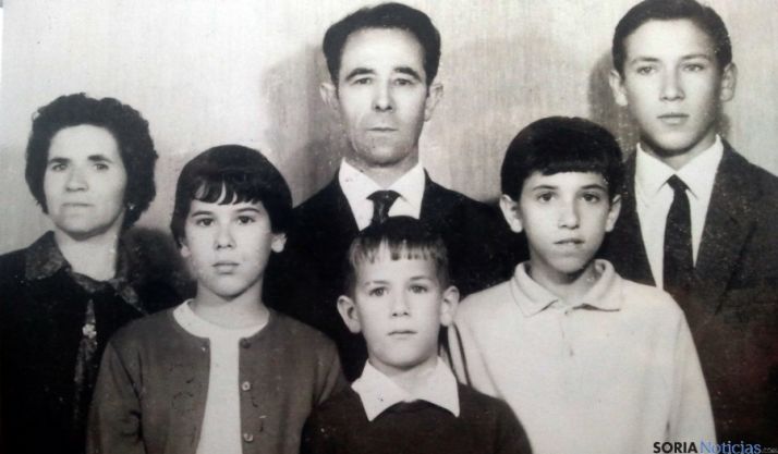 Silvestre, en el centro, encabezando su familia. / SM