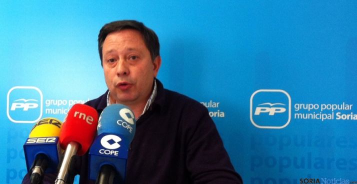 El concejal popular Adolfo Sainz en rueda de prensa.