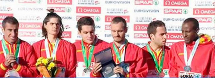 Dani Mateo en el podio con el resto de atletas