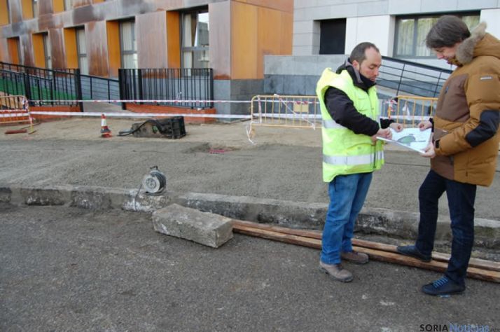 El alcalde mirando los planos