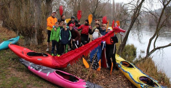 Participantes en la cita piragüera de 2013. 