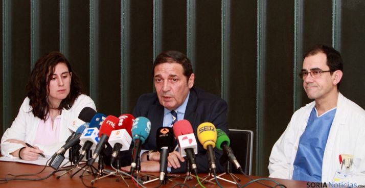 Tamames, (izda.), Sáez y Bachiller en rueda de prensa. / Jta.