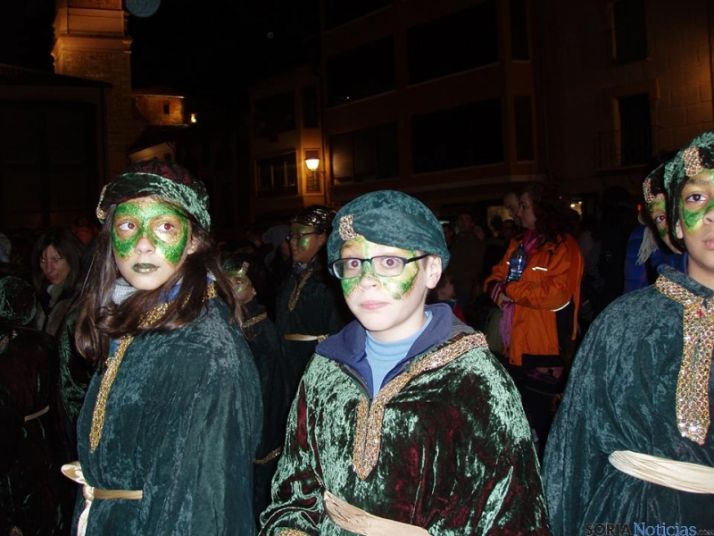 Los pequeños, felices esta noche en Almazán. 