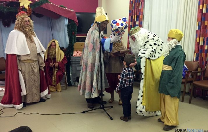 Los Reyes, en sus visitas a las residencias. / SN