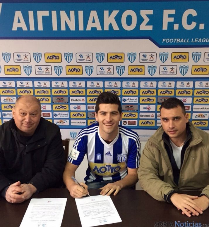 Bonilla con el presidente y el director técnico del club. / SN